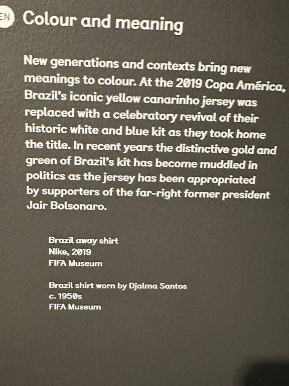 Placa no museu da Fifa relaciona a camisa da seleção brasileira com os apoiadores do ex-presidente Jair Bolsonaro