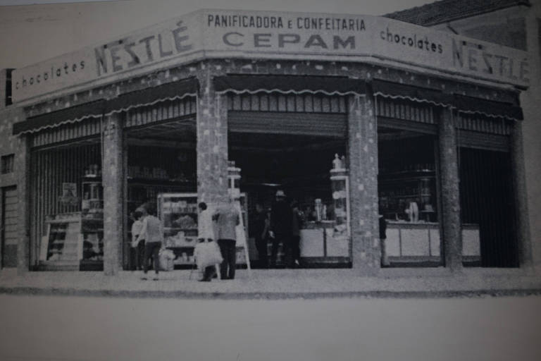Foto em preto e branco de comércio em que se lê Padaria e Confeitaria Cepam