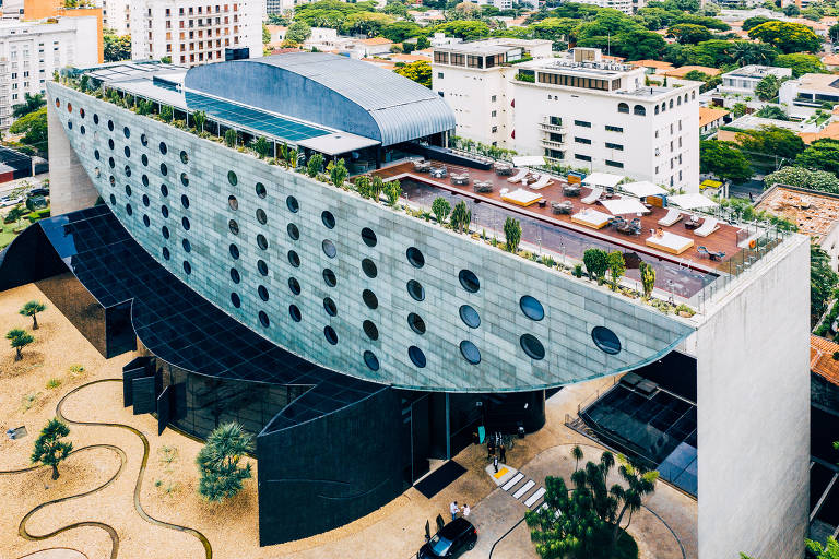 Vista aérea do hotel Unique, no Jardim Paulista, em SP; Skye, seu rooftop, é um dos mais cobiçados da cidade