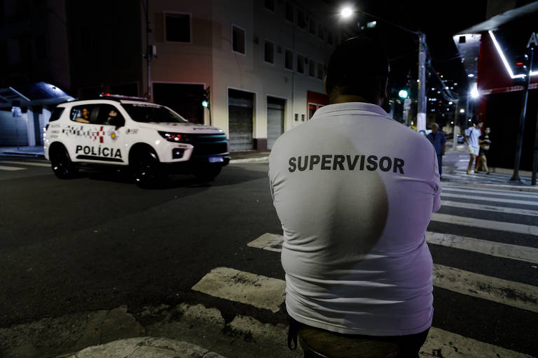 Viatura trafega com luzes apagadas pela rua Santa Ifigênia na noite da última terça (30); em um intervalo de cerca de 40 minutos, reportagem não viu outros policiais no local
