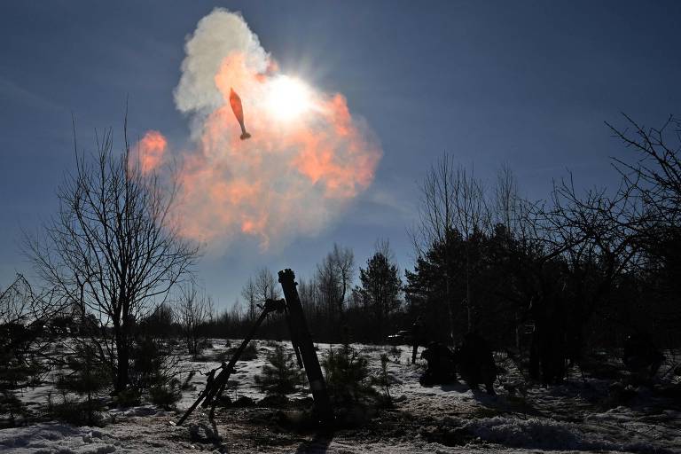 Morteiro de 120 mm é disparado em treino ucraniano na região de Jitomir