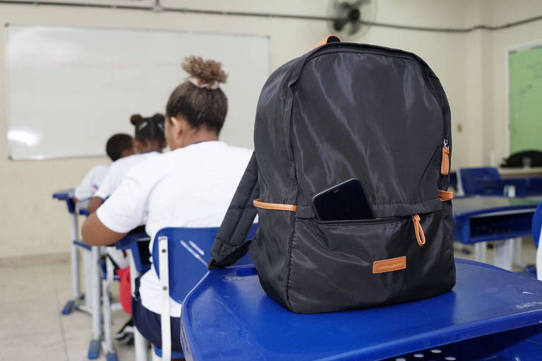 Rio proíbe uso de celular em escolas municipais até durante o recreio