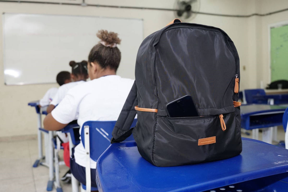 Escola sem celular: Movimento de pais tenta impedir armazenamento nas mochilas