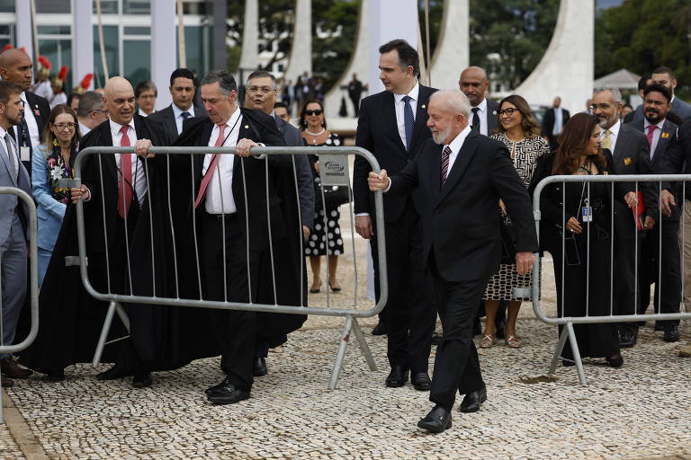 Lula, Pacheco, Barroso e Moraes retiram juntos grades do STF em gesto pós ataques do 8/1