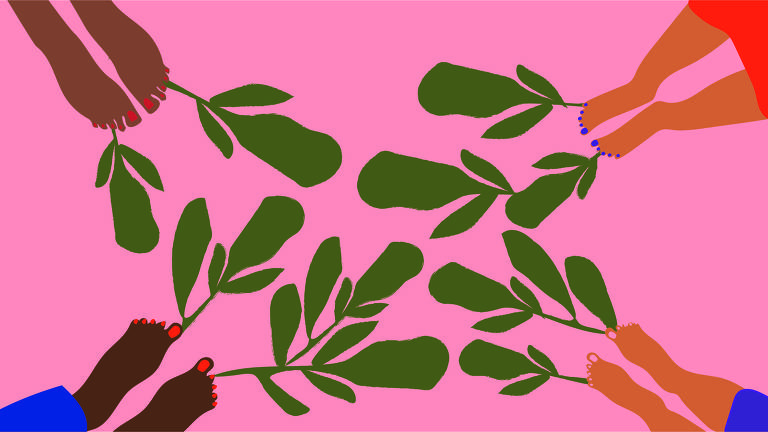 A ilustração tem o fundo rosa e quatro pares de pés femininos vistos de cima, eles estão de frente um para os outros e de baixo dos pés saem raízes e folhas verdes que se conectam ao centro.