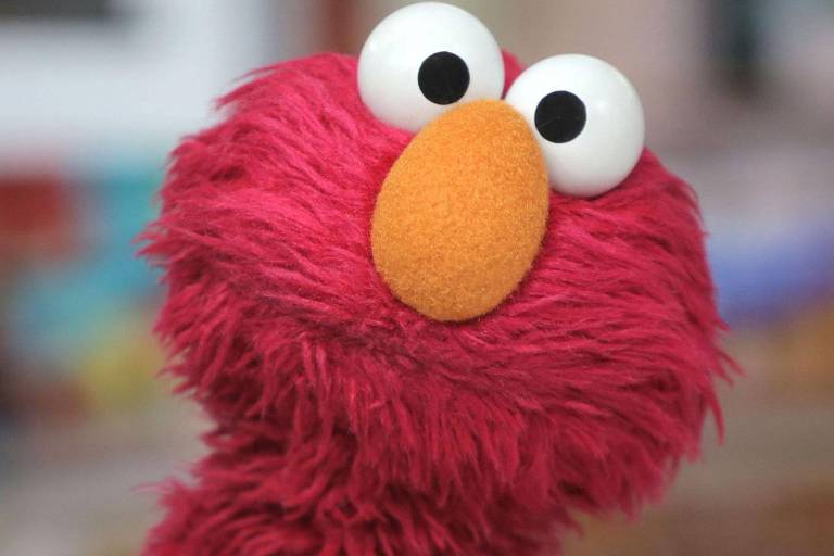 Elmo é um personagem de pelúcia vermelha com o nariz laranja