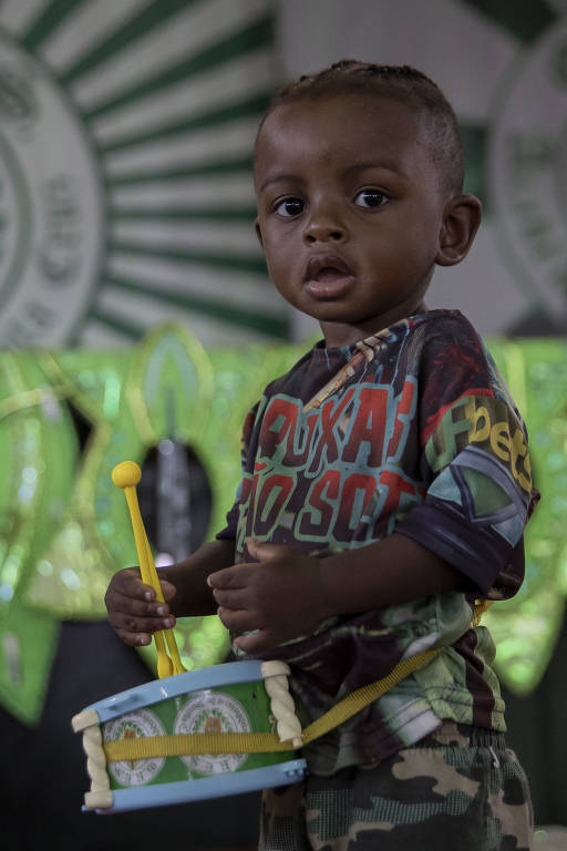 Veja imagens do pequeno sambista Luizinho, de 2 anos
