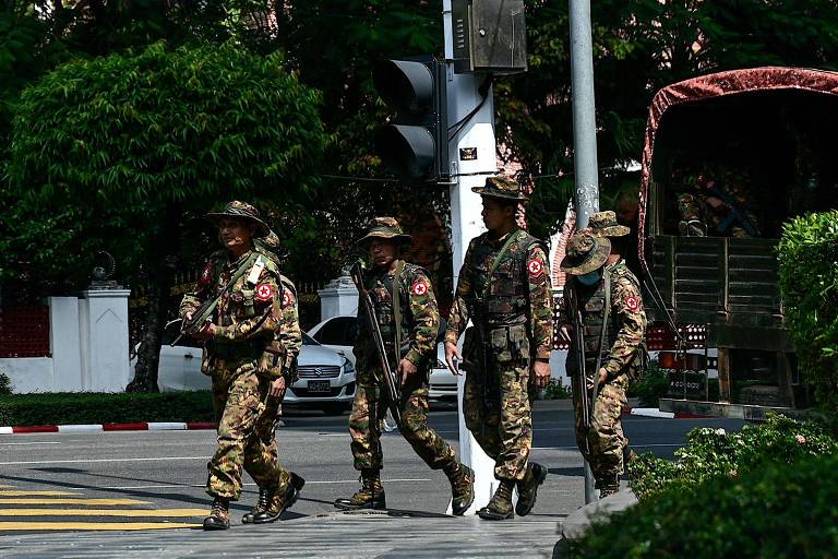 Membros das Forças Armadas de Mianmar patrulham as ruas em Yangon