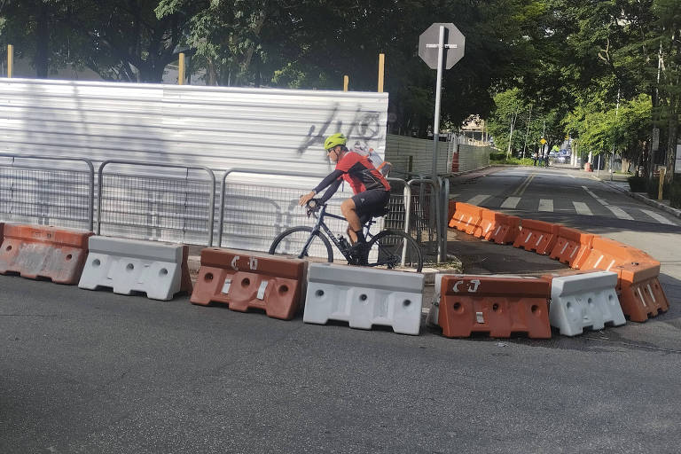 Prefeitura de SP corrige desvio causado pela obra da ciclopassarela