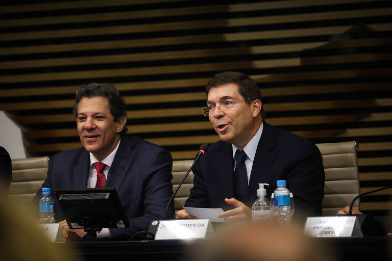 O ministro da Fazenda, Fernando Haddad (esq.), e o presidente da Fiesp, Josué Gomes (dir.)