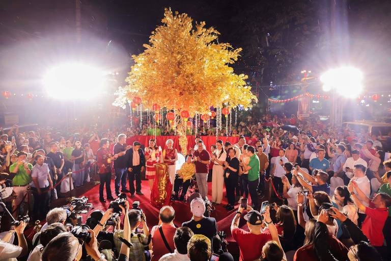 'Árvore da prosperidade' é iluminada para Ano-Novo lunar nas Filipinas; veja fotos de hoje