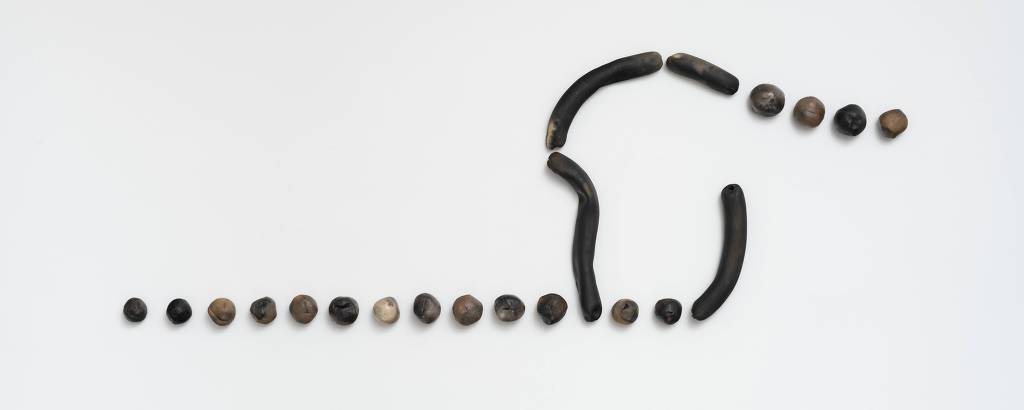 'Linhas e Pontos', obra de 2015 de Anna Maria Maiolino, feita em cerâmica