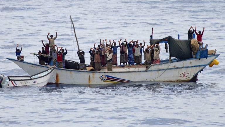 Piratas e reféns em um barco abordado pela Marinha holandesa em 2009