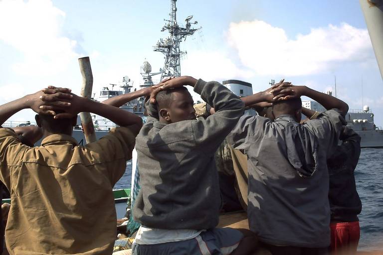 Piratas somalis capturados por franceses após ataque a dois cargueiros no golfo de Áden, em 2009