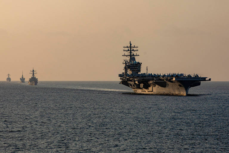 O grupo liderado pelo USS Dwight Eisenhower, incluindo destróieres americanos e uma fragata francesa, ruma ao mar Vermelho