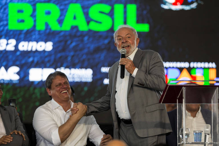 Lula e Tarcísio trocam afagos em Santos e celebram parceria sob vaias e aplausos