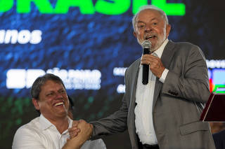 O presidente Lula (PT) e o governador Tarcísio de Freitas (Republicanos), em evento 