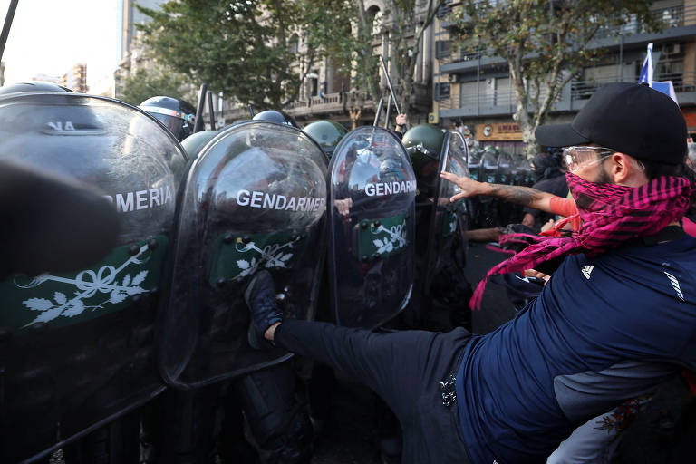 Protestos contra 'lei ônibus' de Javier Milei na Argentina