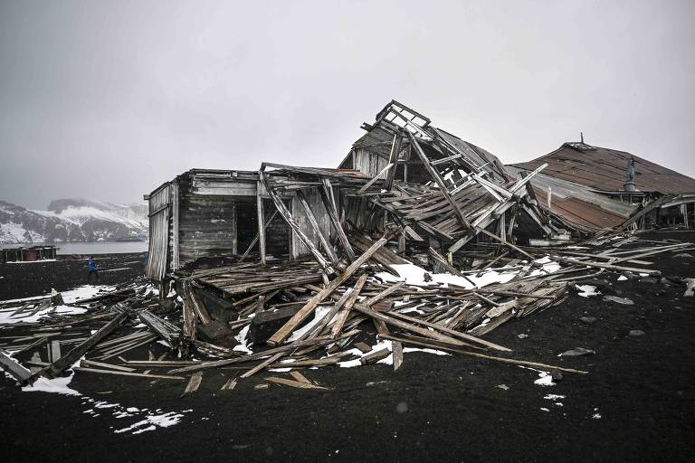 Local destruído em meio ao gelo