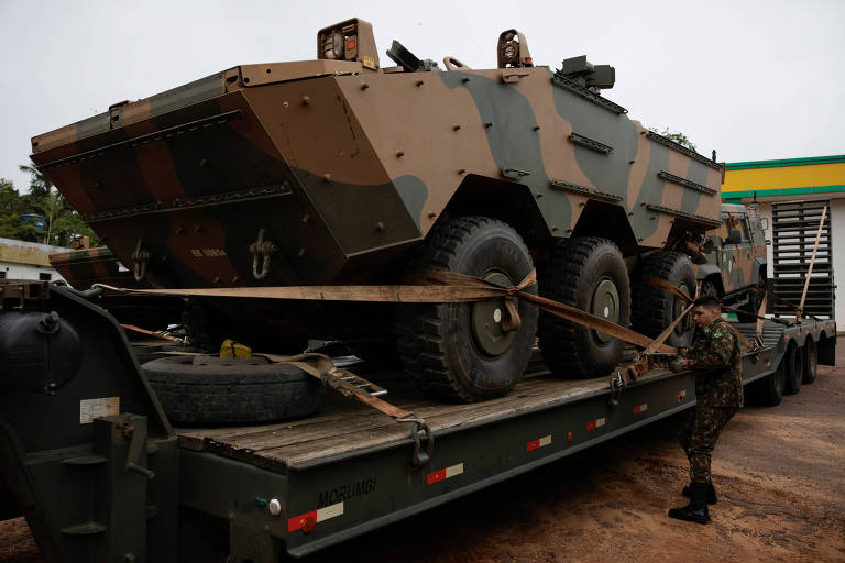Veículo blindado do Exército deixa Manaus para ir a Roraima
