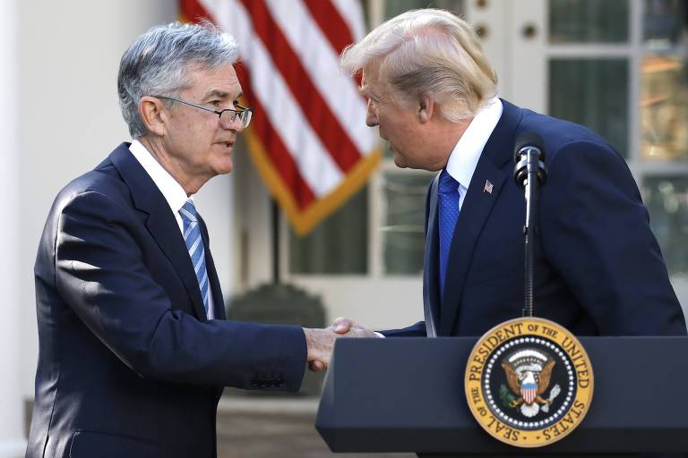 Donald Trump cumprimenta Jerome Powell ao nomeá-lo como presidente do Fed, em novembro de 2017