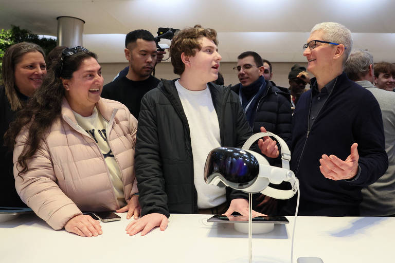 Tim Cook (dir.), CEO da Apple, conversa com clientes durante lançamento do Apple Vision em loja da empresa em Nova York