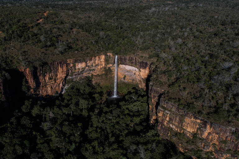 vista da cachoeira Véu de Noiva, na Chapada dos Guimarães, no estado do Mato Grosso