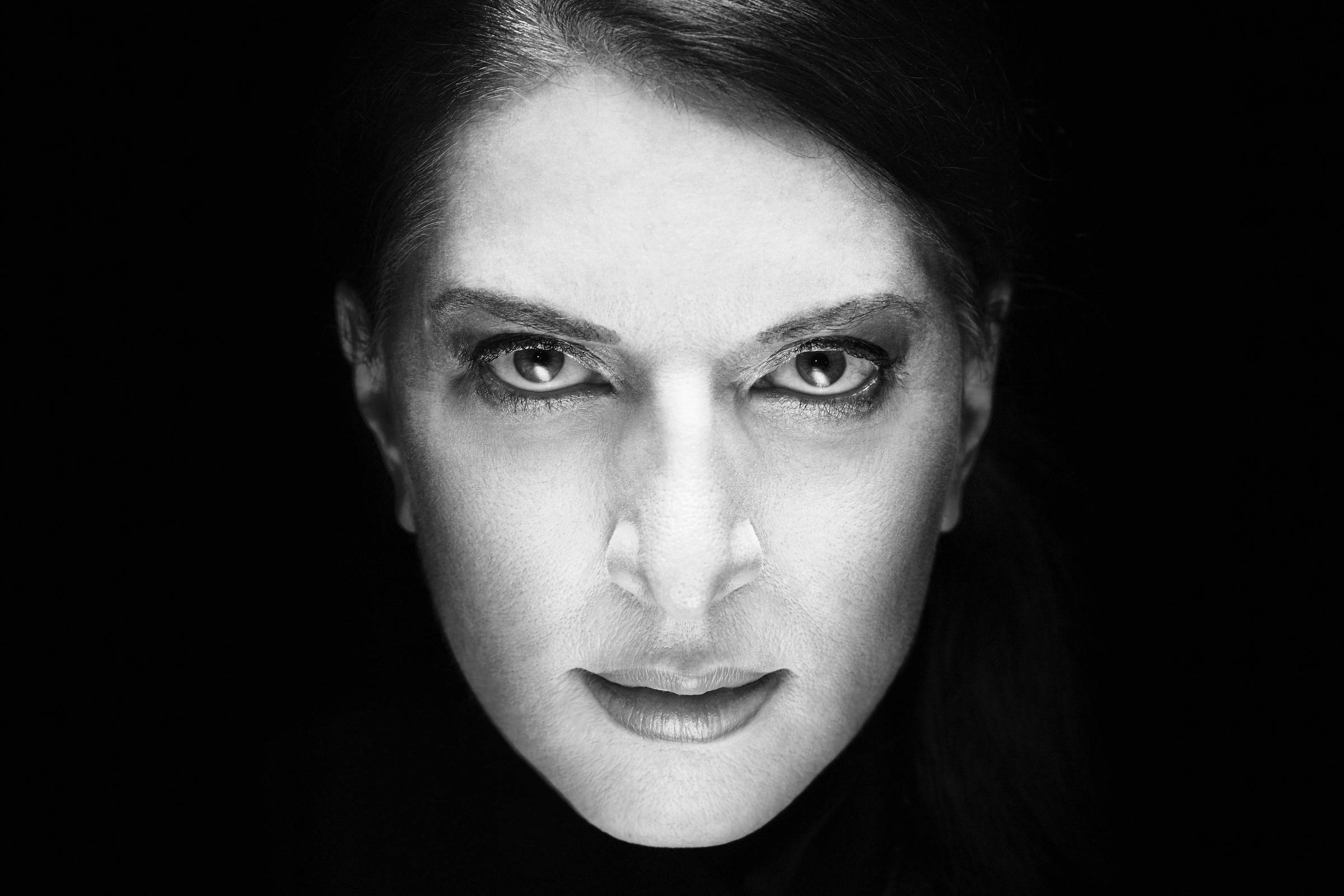 Marina Abramovic dribla a morte e celebra o Carnaval no calor tórrido do Brasil