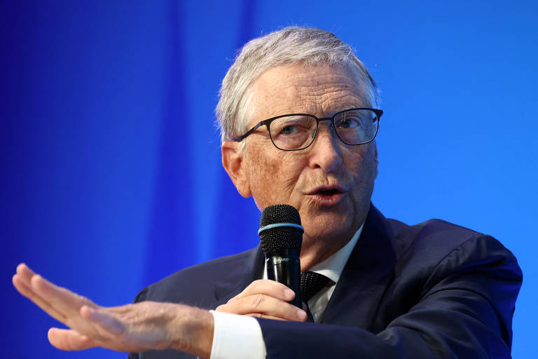 Bill Gates, fundador da Microsoft, discursa em evento em Paris