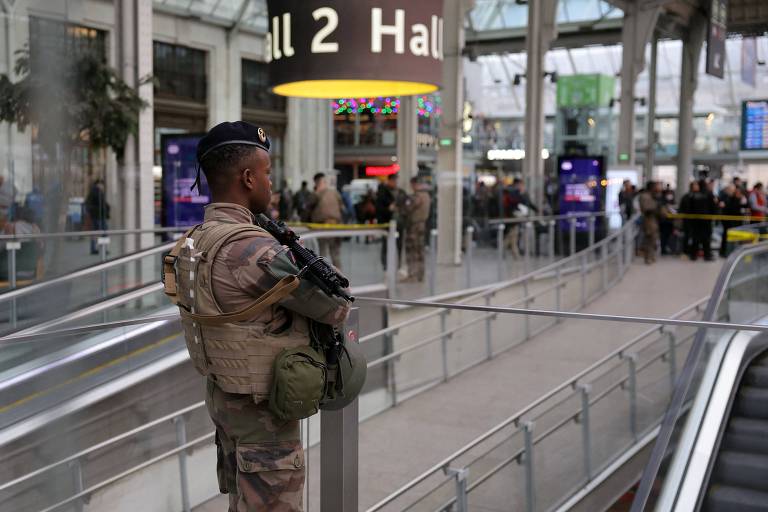 Ataque a faca fere três pessoas em estação de trem de Paris