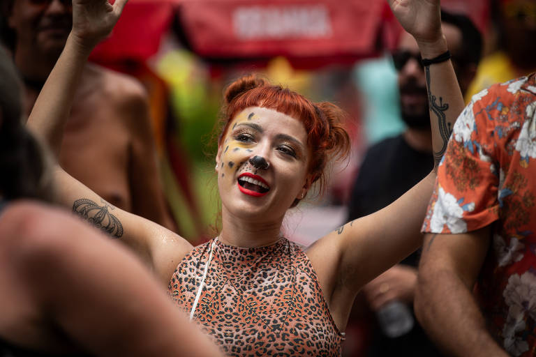 Veja imagens dos blocos que desfilam por São Paulo neste sábado (3)