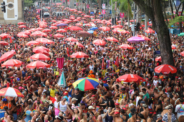 Veja imagens dos desfiles dos blocos no Rio de Janeiro neste sábado (3)