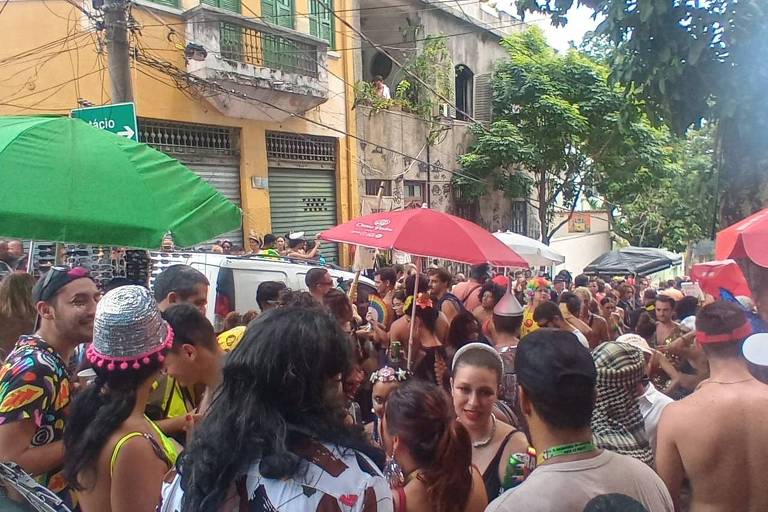 Foliões lotam rua no bairro de Santa Teresa, no Rio de Janeiro, neste sábado (3), durante bloco Céu na Terra.