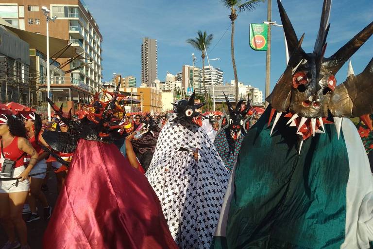 Caretas, barquinhas e charangas abrem pré-Carnaval em Salvador