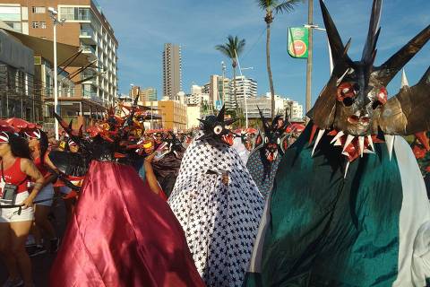Caretas de Acupe desfilam no Fuzuê, pré-Carnaval de Salvador