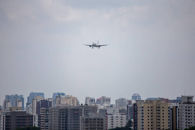 Avião nas imediações do aeroporto de Congonhas, na zona sul de São Paulo