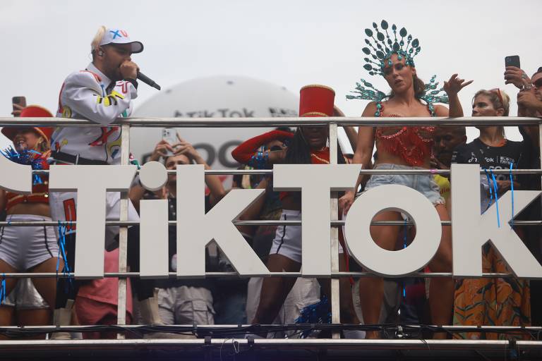 Megabloco com Pedro Sampaio e Paolla Oliveira leva baile funk para o centro do Rio