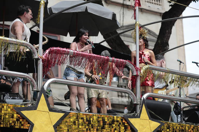 Veja imagens dos desfiles dos blocos no Rio de Janeiro neste domingo (4)