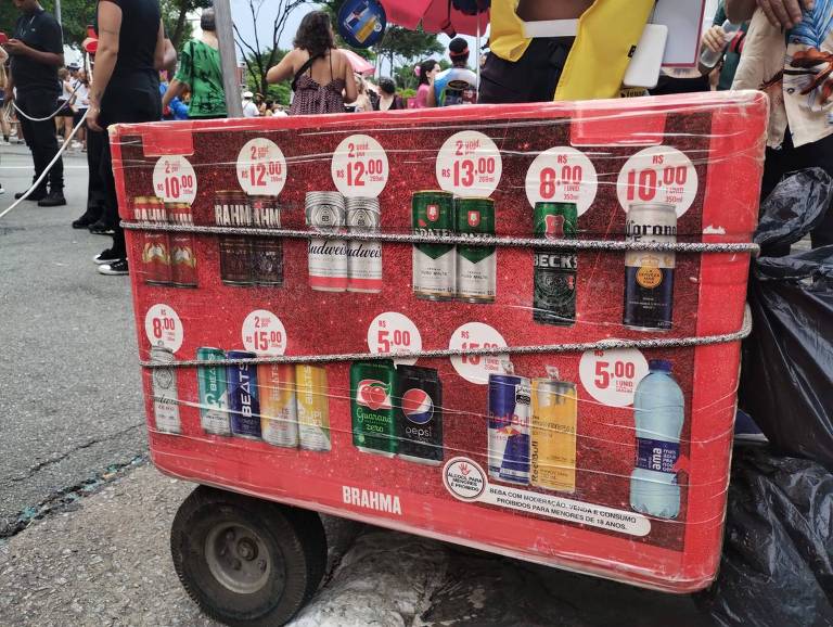 carrinho de bebidas com preços à mostra para diferentes produtos