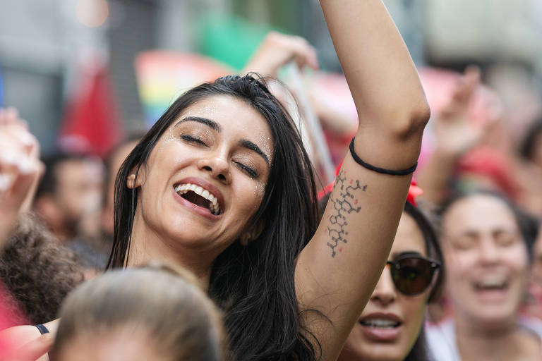 Veja imagens dos desfiles dos blocos em São Paulo neste domingo (4)