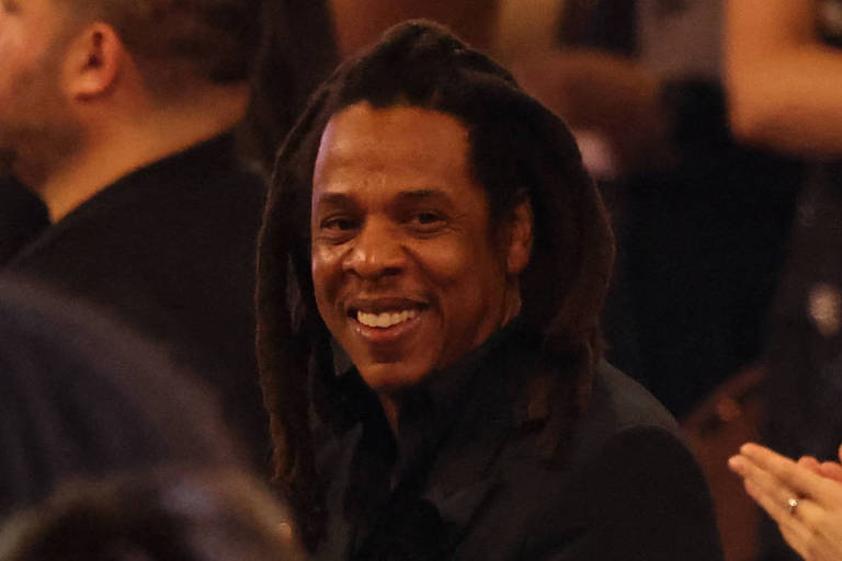 Jay-Z alfineta Grammy por não premiar Beyoncé e usa gramofone dourado de copo