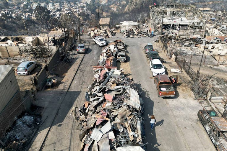 Restos de casas queimadas após a propagação de incêndios florestais em Vina del Mar, Chile