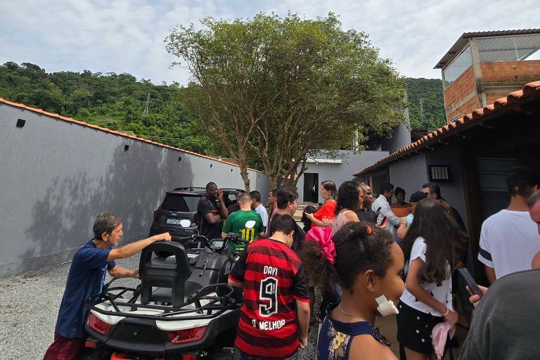 Pessoas aglomeradas dentro da casa de Jair Bolsonaro