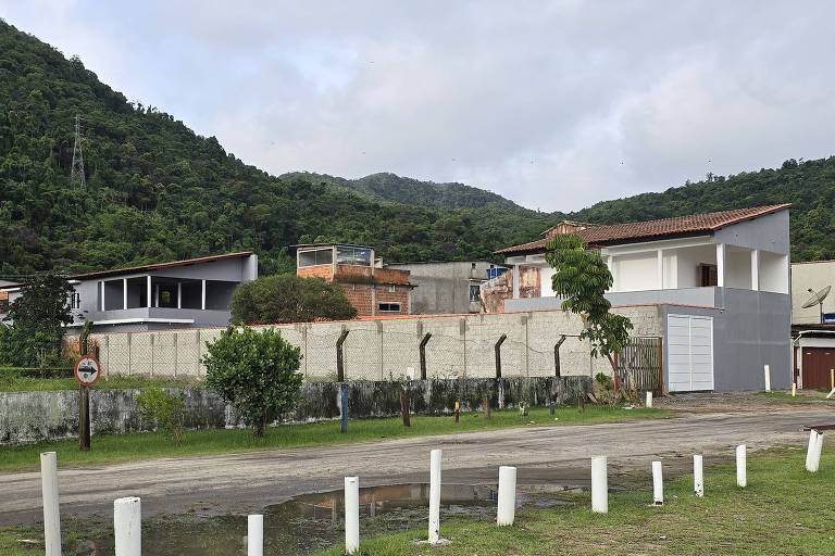 View from a distance of Bolsonaro's house, with two houses