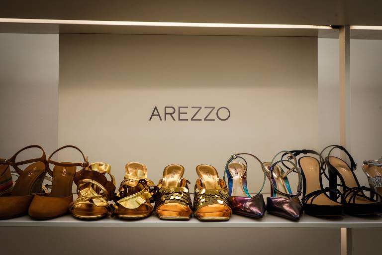 sapatos em exposição em uma vitrine em que se lê Arezzo