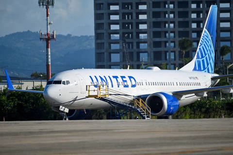 FILE PHOTO: A United Airlines Boeing 737 MAX 9 jetliner is grounded, as passengers try to rebook their tickets from cancelled United Airlines flights after U.S. air safety regulator the Federal Aviation Administration (FAA) grounded 171 Boeing 737 MAX 9 jetliners for safety checks because of the emergency landing of an Alaska Airlines plane, at Luis Munoz Marin International Airport in San Juan, Puerto Rico January 7, 2024. REUTERS/Miguel J. Rodriguez Carrillo/File Photo ORG XMIT: FW1