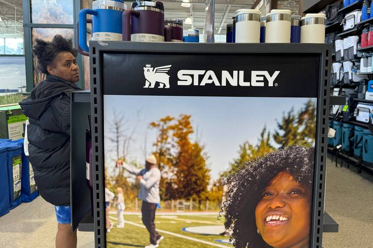 Cartaz mostra mulher e logo da marca Stanley