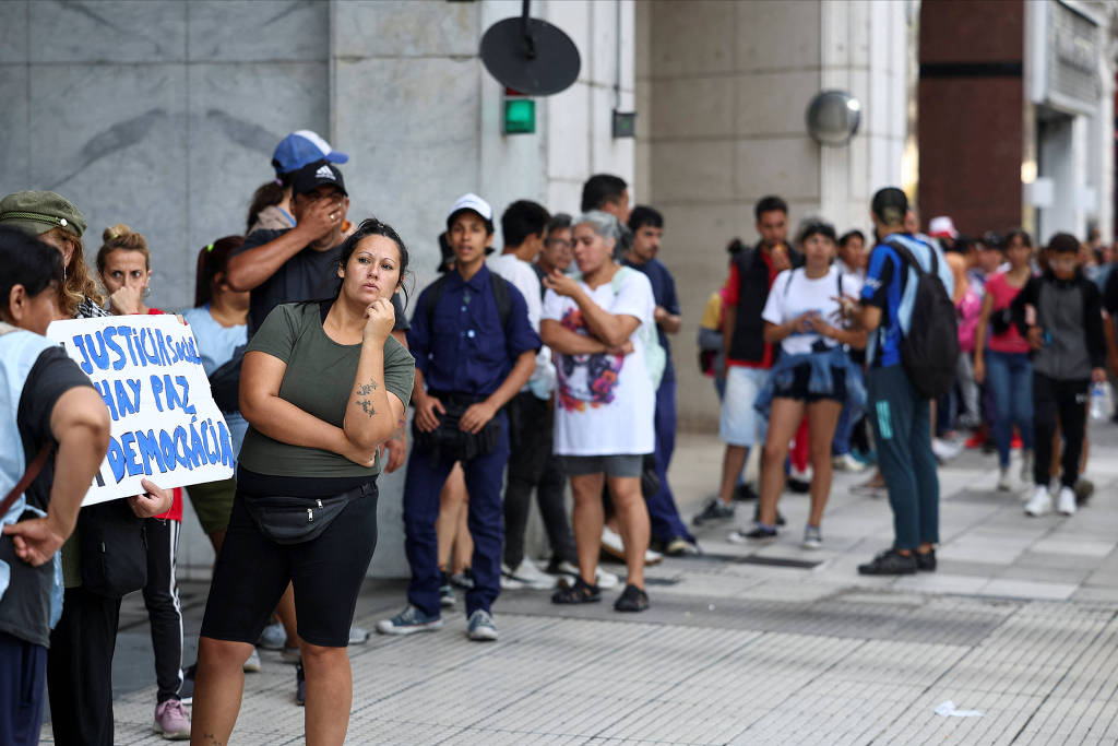 Argentina Manifestantes fazem fila em ato contra fome 06/02/2024