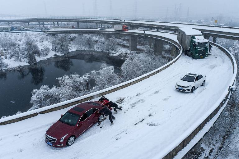 Tempestades de neve atrapalham viagens de milhões de pessoas antes do Ano-Novo chinês