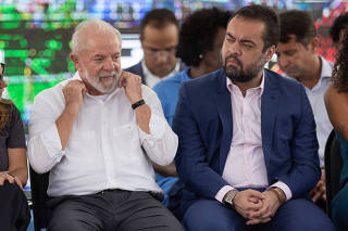 Lula ao lado do governador do RJ, Cláudio Castro, em evento na cidade de Magé (RJ)